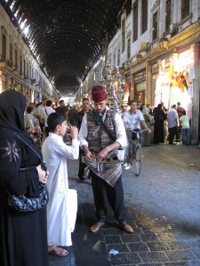 Im historischen Suq von Damaskus schenkt ein traditioneller Teemann aus.