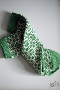 Grüne Selbu Socken im Norwegermuster gestrickt. Muster aus Meilenweit Booklet 6