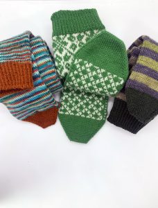 Grüne Socken handgestrickt für den guten Zweck spenden