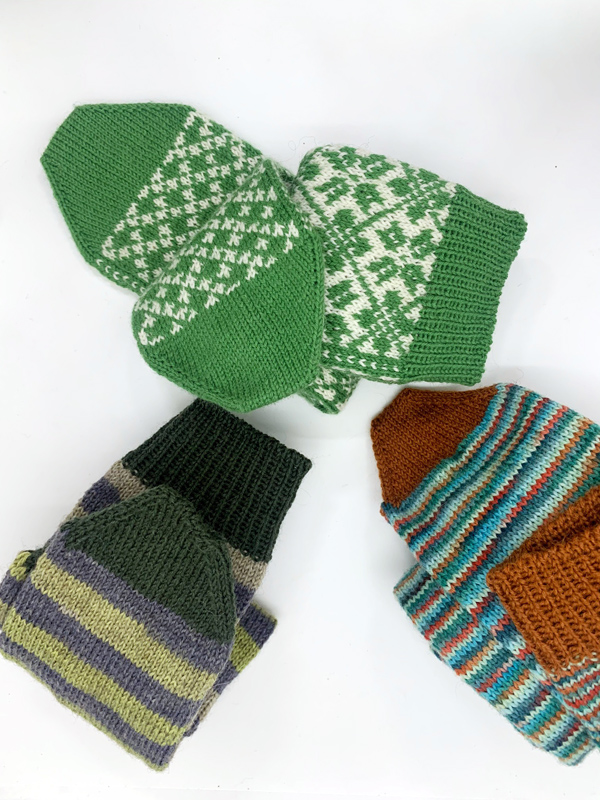 Drei paar grüne handgestrickte Socken für den Verein Eierstockkrebs eV